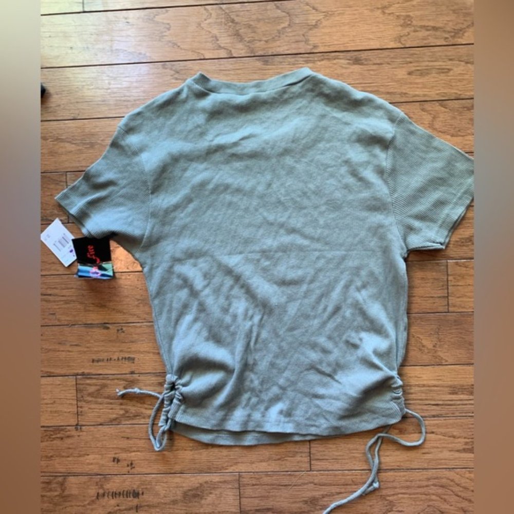 5/$25 🌸 basic tee size L - Picture 2 of 2